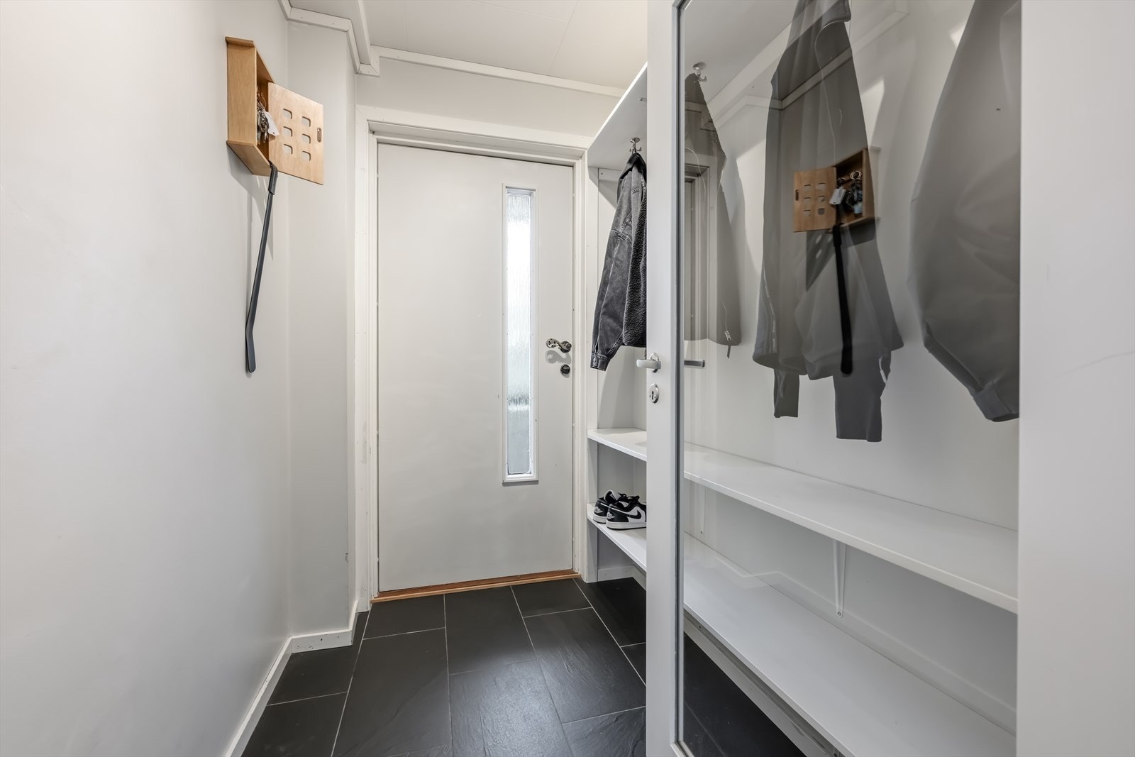 Entré med god plass til oppbevaring av yttertøy og sko. Galleribilde