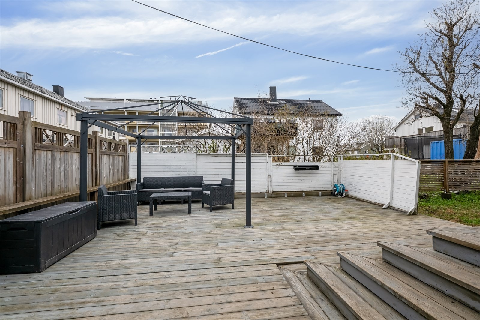 Den store terrassen på ca. 40 m² har god plass til utemøbler og sosiale soner. Galleribilde