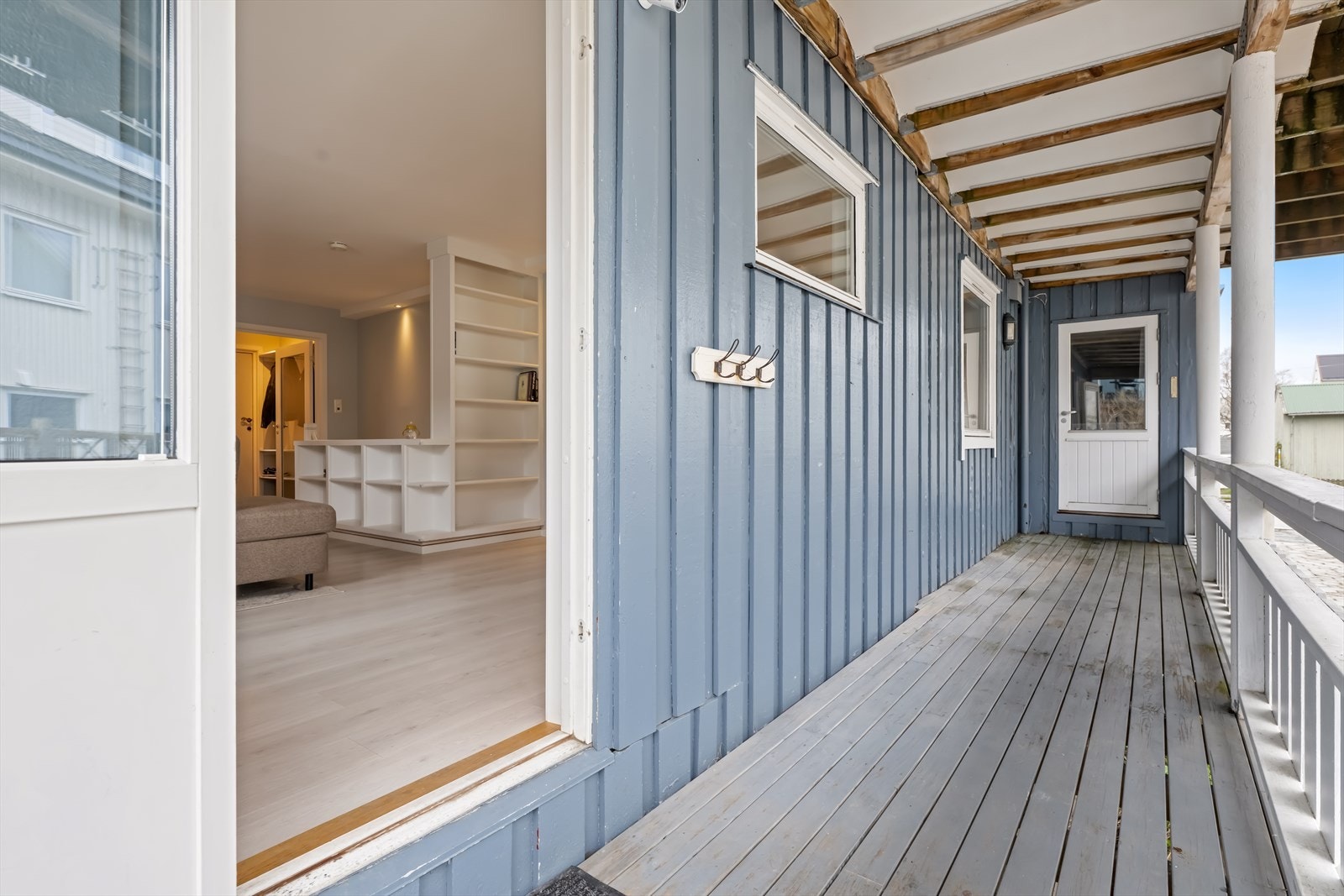 Stuen har direkte utgang til en romslig, overbygd veranda på ca. 10 m² - en lun og skjermet uteplass med gode bruksmuligheter. Galleribilde