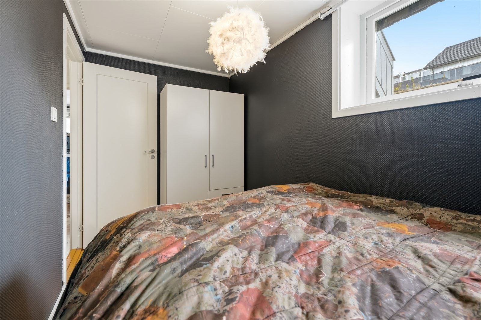 Rommet er utstyrt med garderobeskap for praktisk oppbevaring. Galleribilde