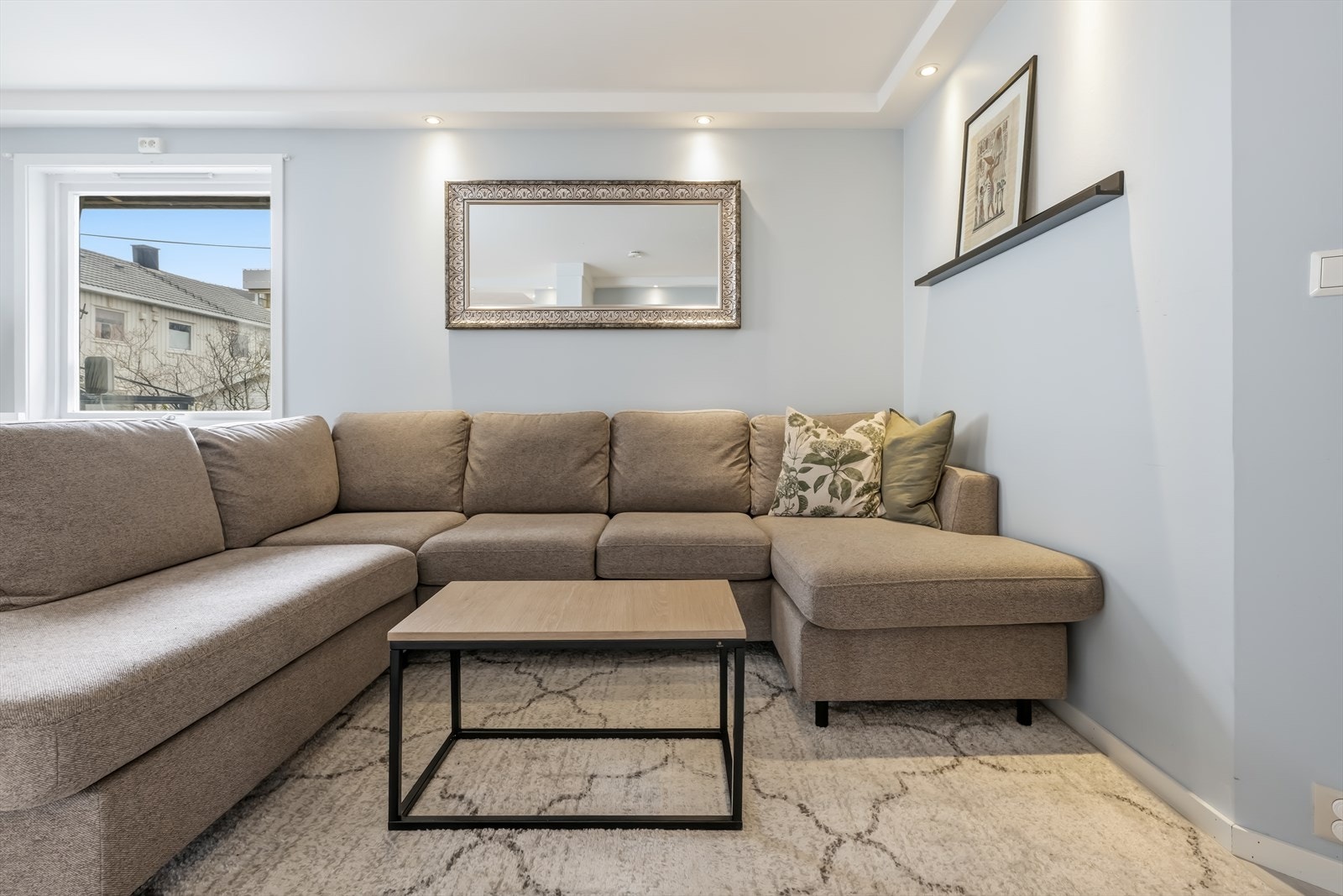 Stuen er romslig og har plass til en stor sofagruppe. Galleribilde
