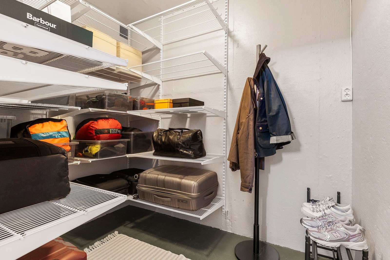 Flott innredet bod med god lagringsplass Galleribilde