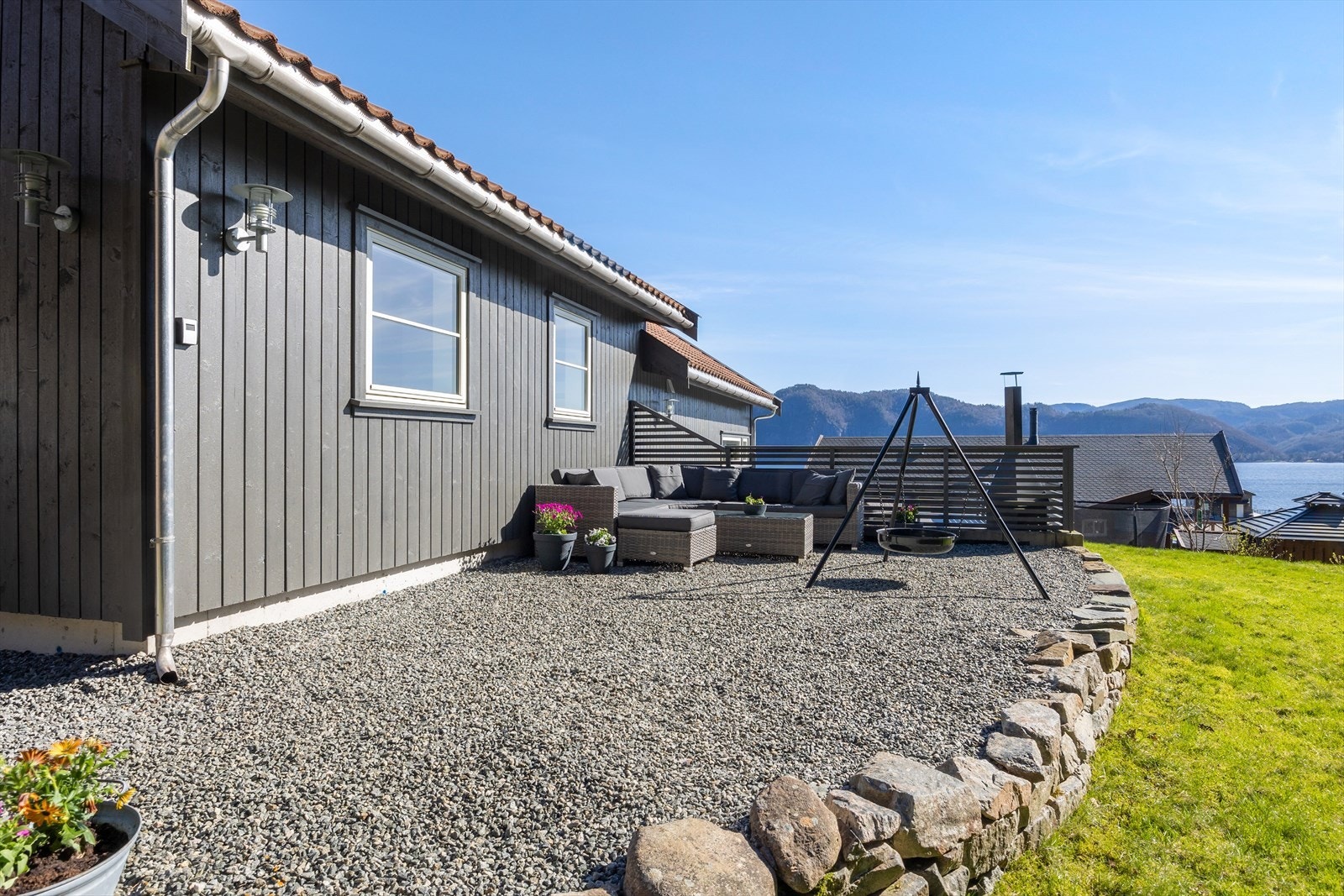 Uteområdet er lettstelt med grus og plenarealer, og har flott utsikt mot vannet. Galleribilde