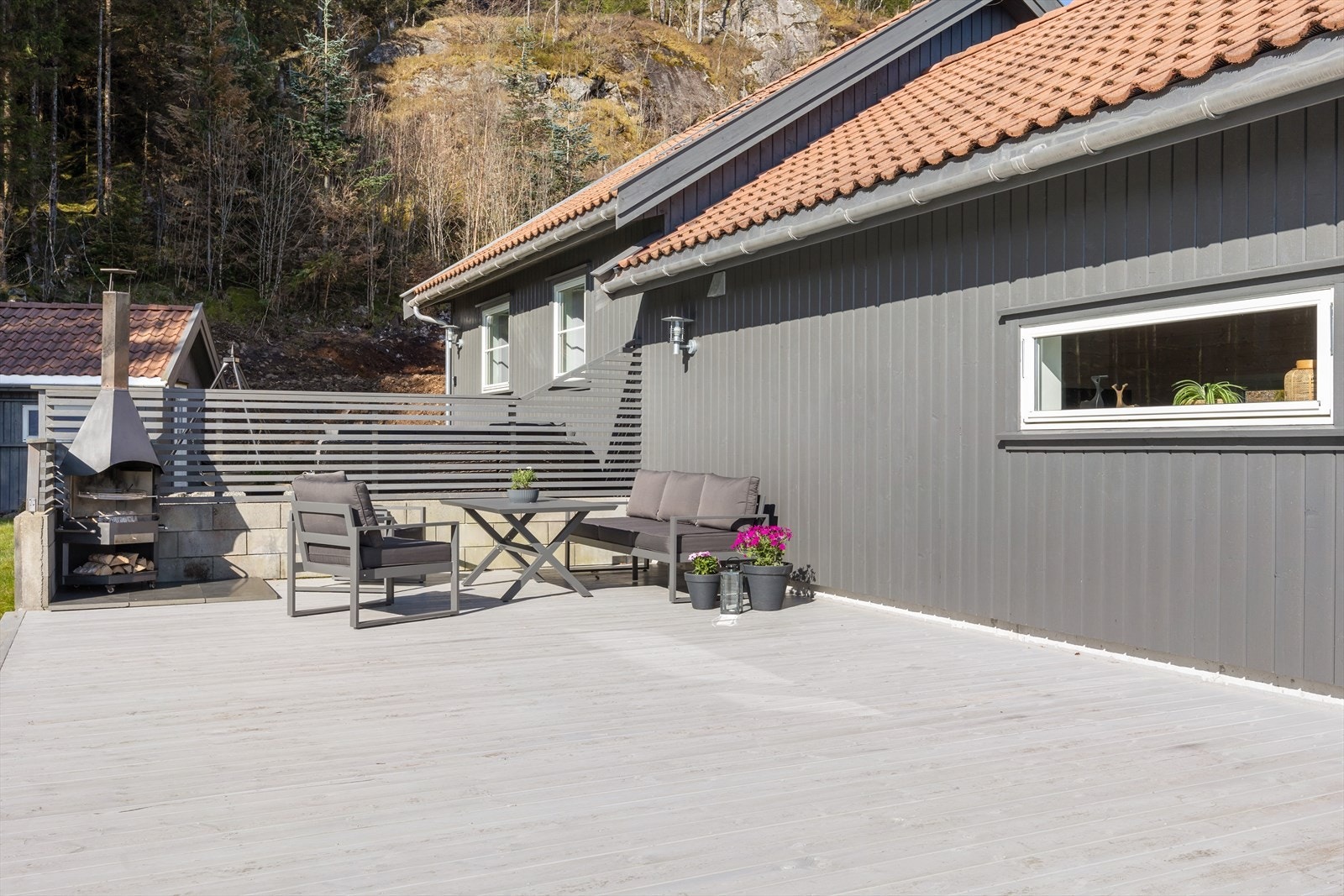 Terrassen har god plass for flere sittegrupper og grill. Galleribilde