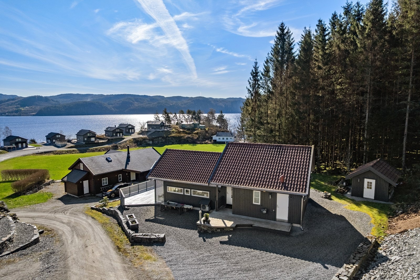 Fra eiendommen er det kort vei ned til Lundevatnet. Galleribilde