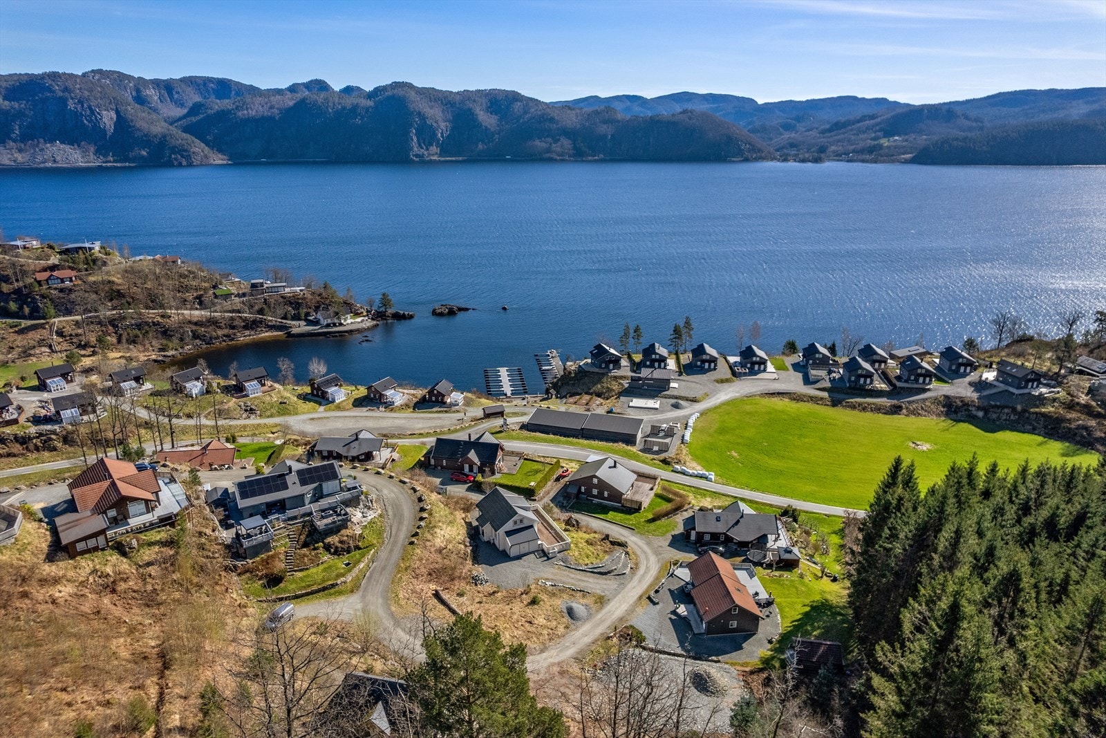 Eiendommen ligger i et populært hyttefelt i Kjellesvik med tilgang til felles badeplass, flytebrygger og lekeplass. Galleribilde