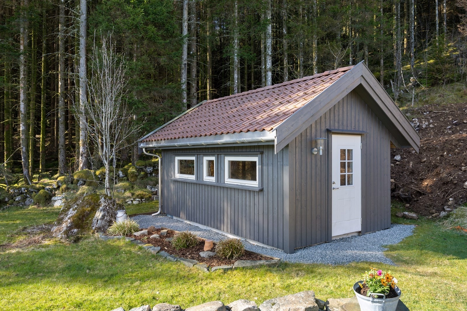 Den separate boden er oppført i samme stil som hytta, med trekledning og takstein. Galleribilde