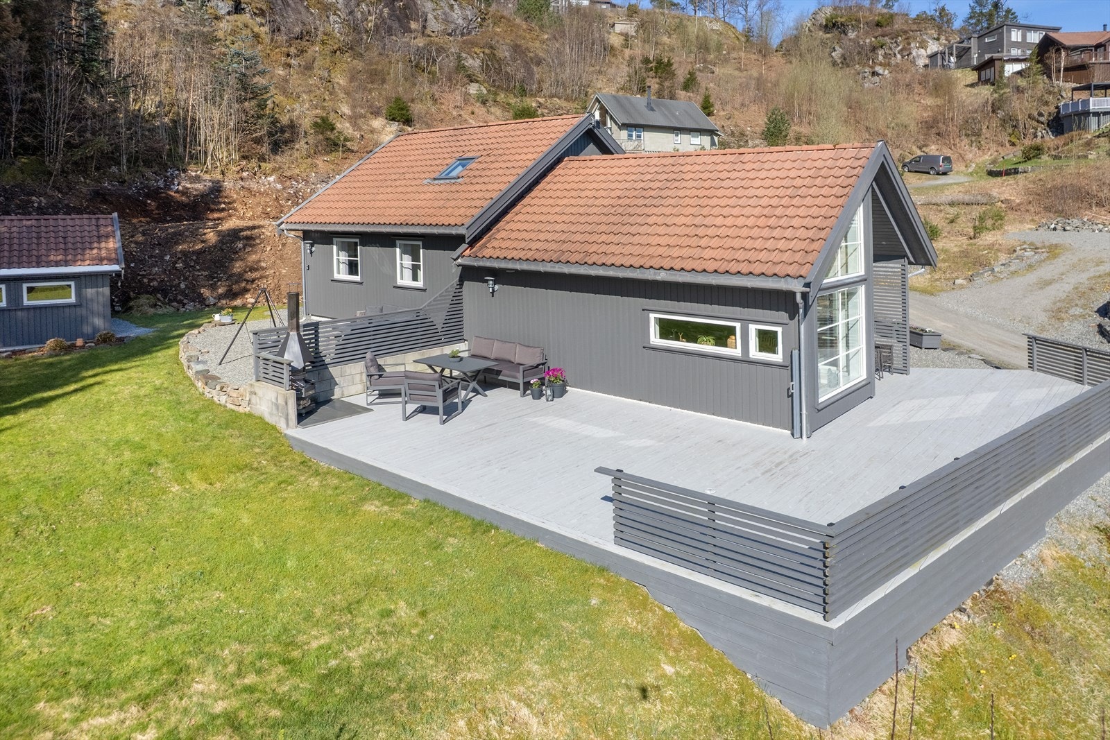 Moderne fritidsbolig oppført i 2014, med en stor terrasse i trekonstruksjon på ca. 92 m². Galleribilde
