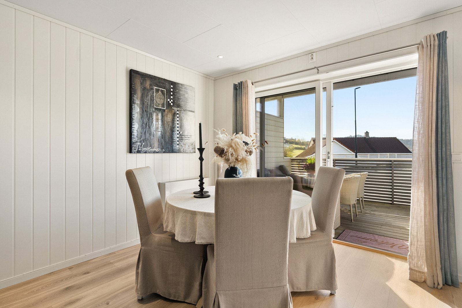 - Fra stuen er det utgang til leilighetens veranda - Galleribilde