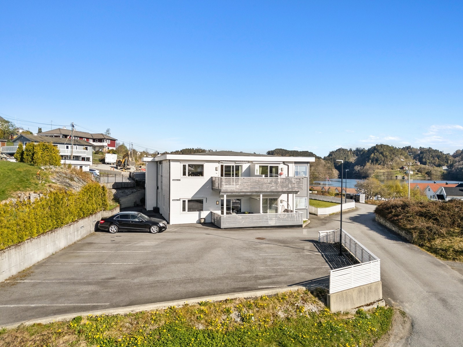 -Eiendommen har en fin beliggenhet på Sunde. Den er vendt mot sørøst med utsikt over nærområdet. - Galleribilde