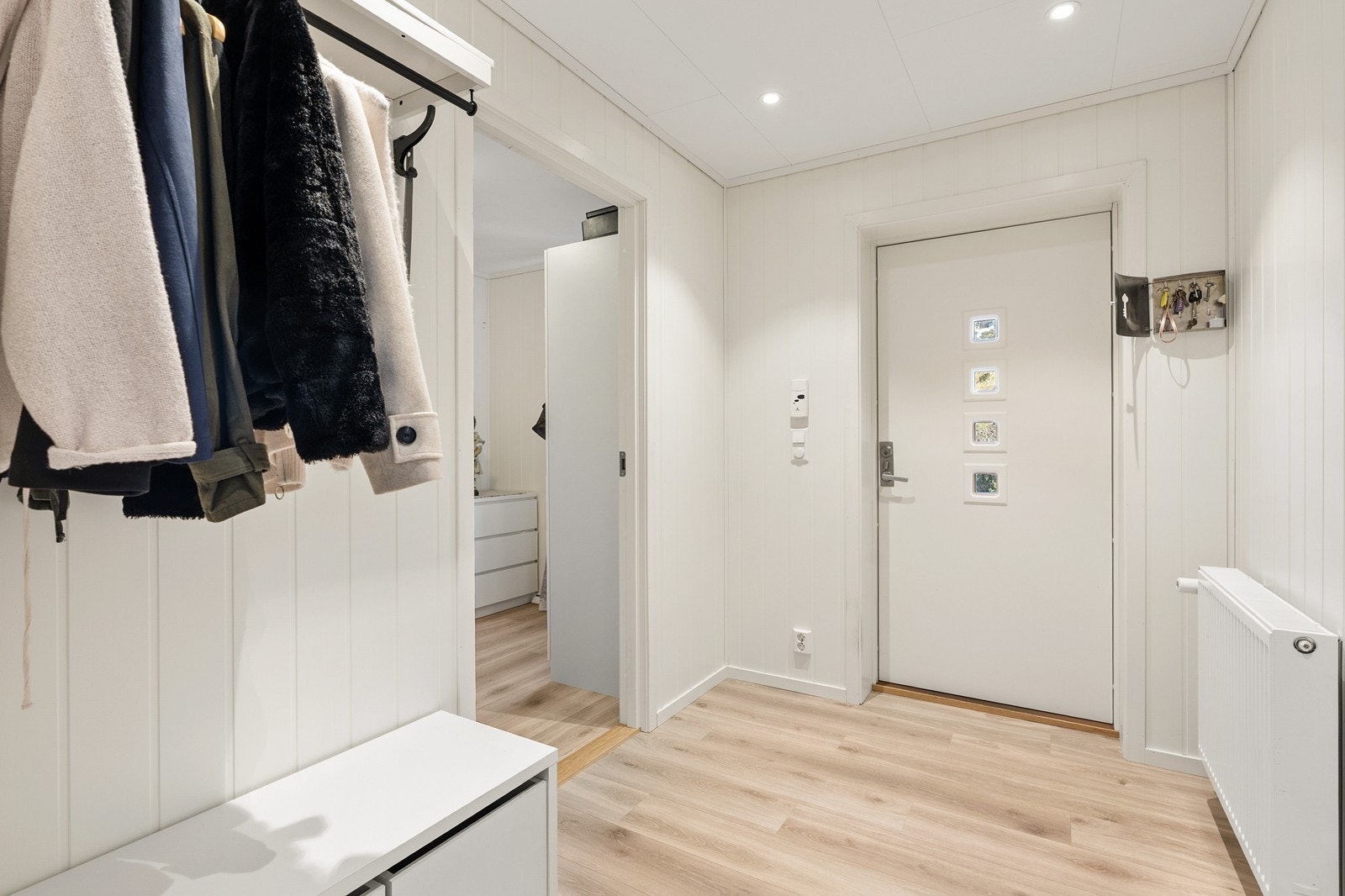 - Hyggelig entré med gode oppbevaringsmuligheter for yttertøy og sko - en praktisk og ryddig velkomst til boligen. - Galleribilde