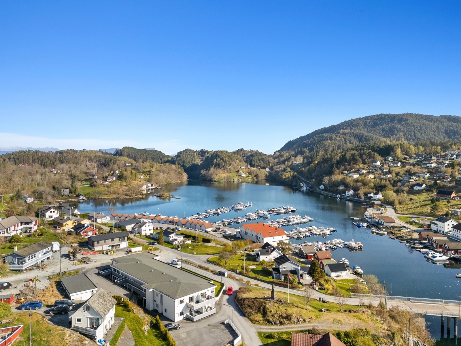 - Området er barnevennlig og rolig, med gangavstand til både båthavn, skole og barnehage. Det er også kort avstand til Husnes med et godt utvalg av butikker og servicetilbud. - Galleribilde