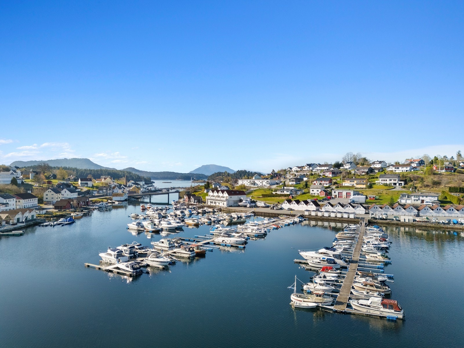 - Sunde i Sunnhordland er et etablert tettsted i den sørlige delen av Kvinnherad kommune, med beliggenhet ved fjorden og kort vei til Husnes sentrum. - Galleribilde