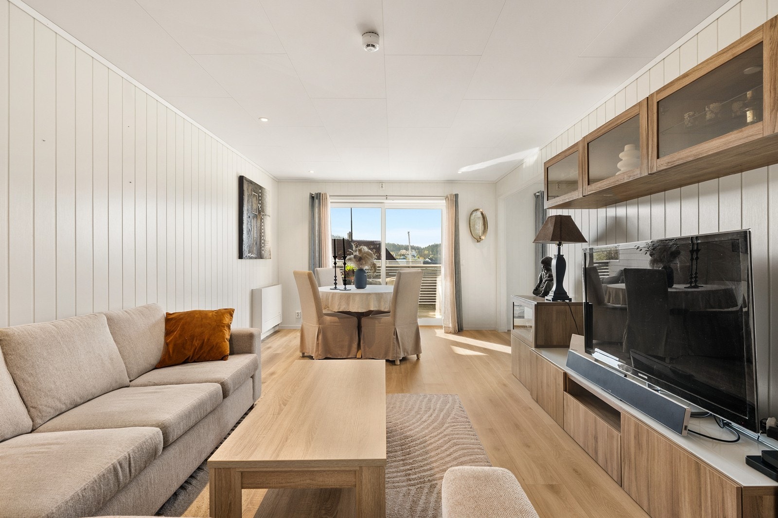 - Leiligheten måler BRA-i 76m² med en generøs stue/kjøkken på 31,7m² - perfekt for sosialt samvær. - Galleribilde