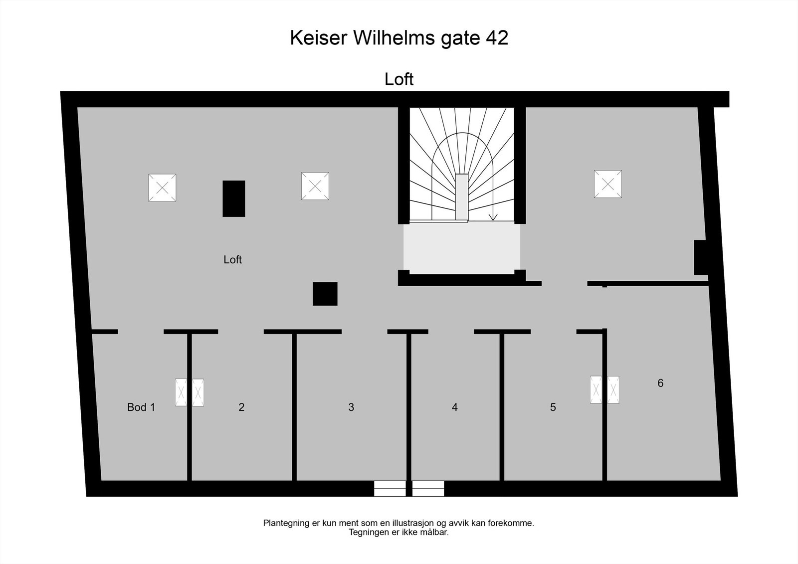 Loftsetasjen på 85 m² er innredet med seks boder og fellesareal, som gir rikelig med lagringsplass. Galleribilde