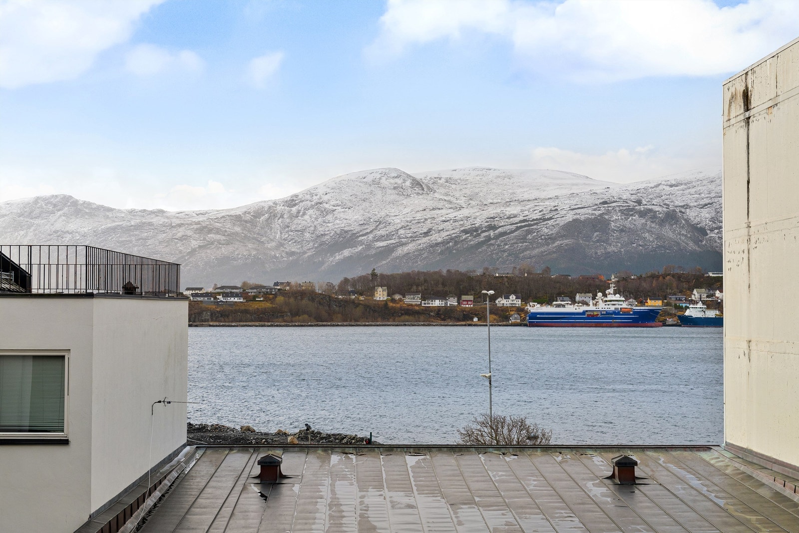 Fra eiendommens sørside er det utsikt over hustakene og mot fjellene. Galleribilde
