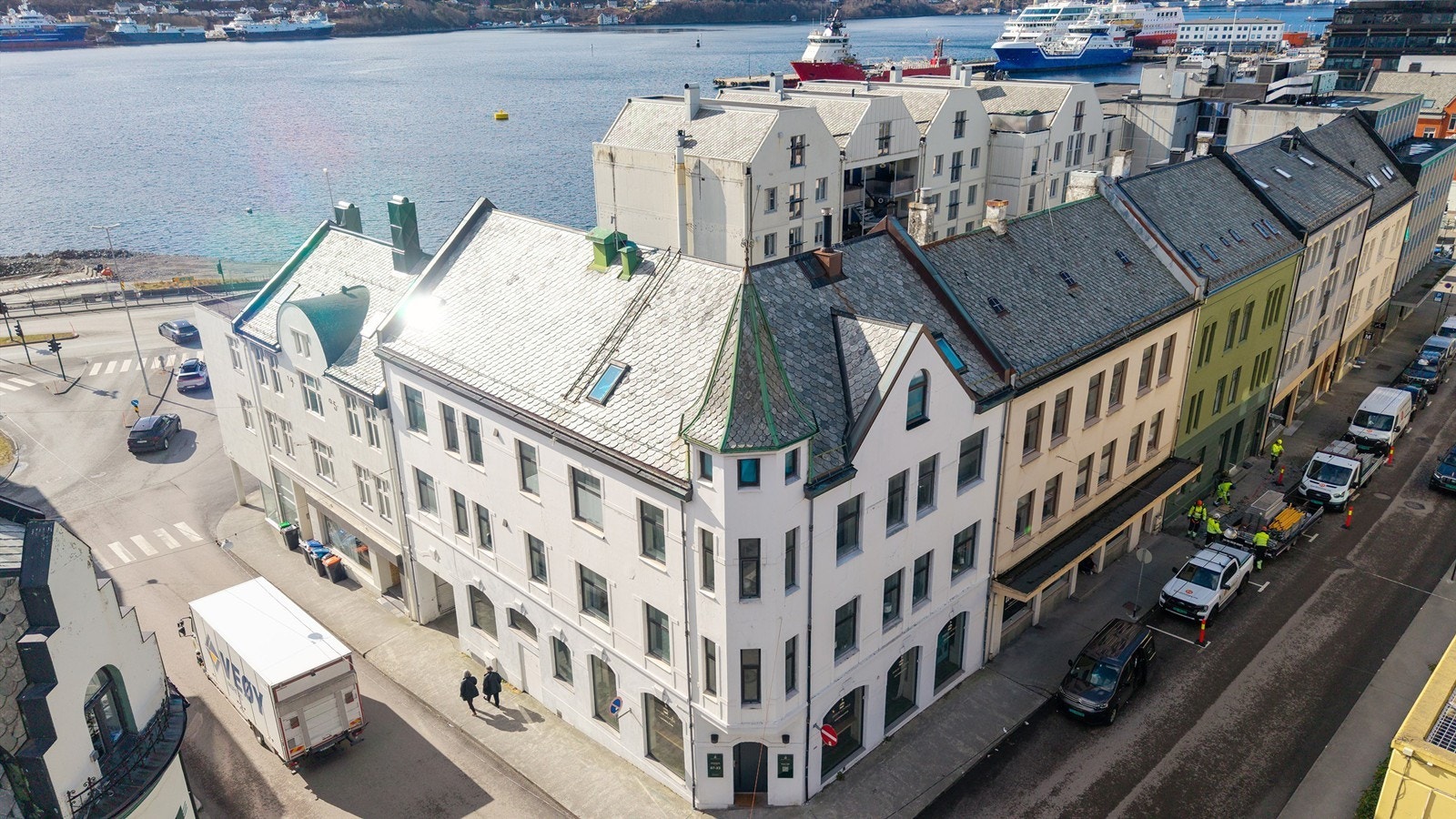 Fra eiendommen er det en kort spasertur til fantastiske Brosundet, Byparken og turstiene som fører opp til Fjellstua. Galleribilde