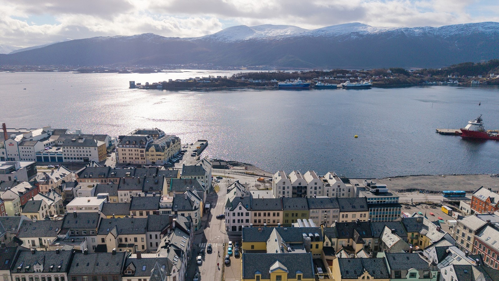 Fra Ålesund sentrum ser man utover fjorden og øyene i skjærgården. Galleribilde