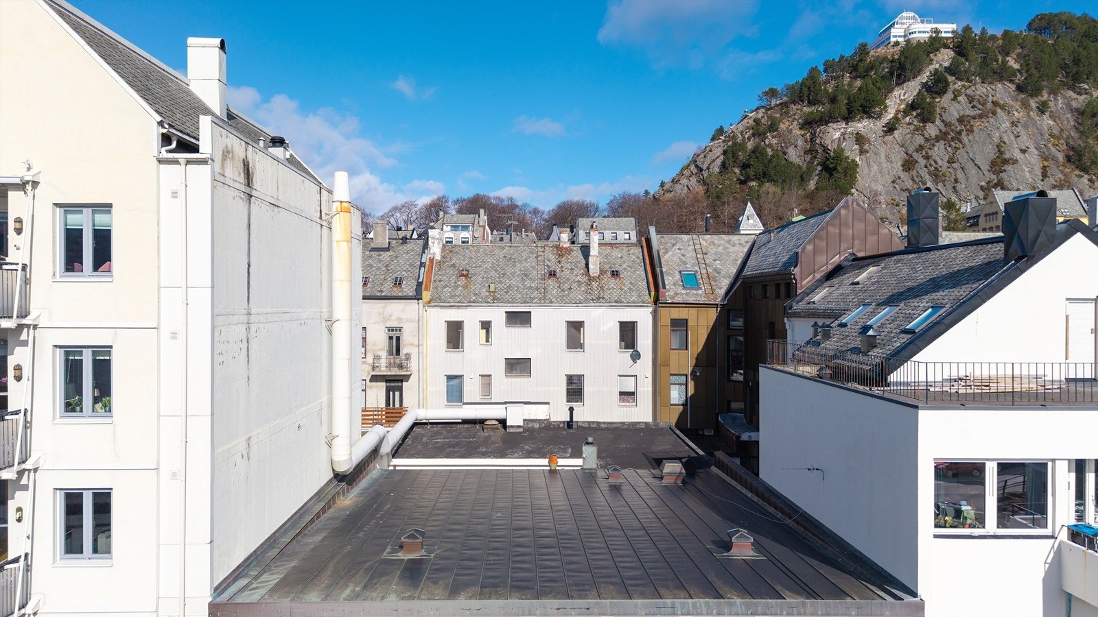 Mot sør har eiendommen et terrasseareal over et tilbygg, med adkomst fra felles trapperom. Galleribilde