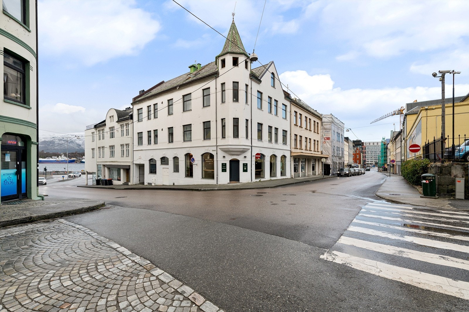 Eiendommen ligger like øst for Kiperviktorget, et knutepunkt i Ålesund sentrum. Galleribilde
