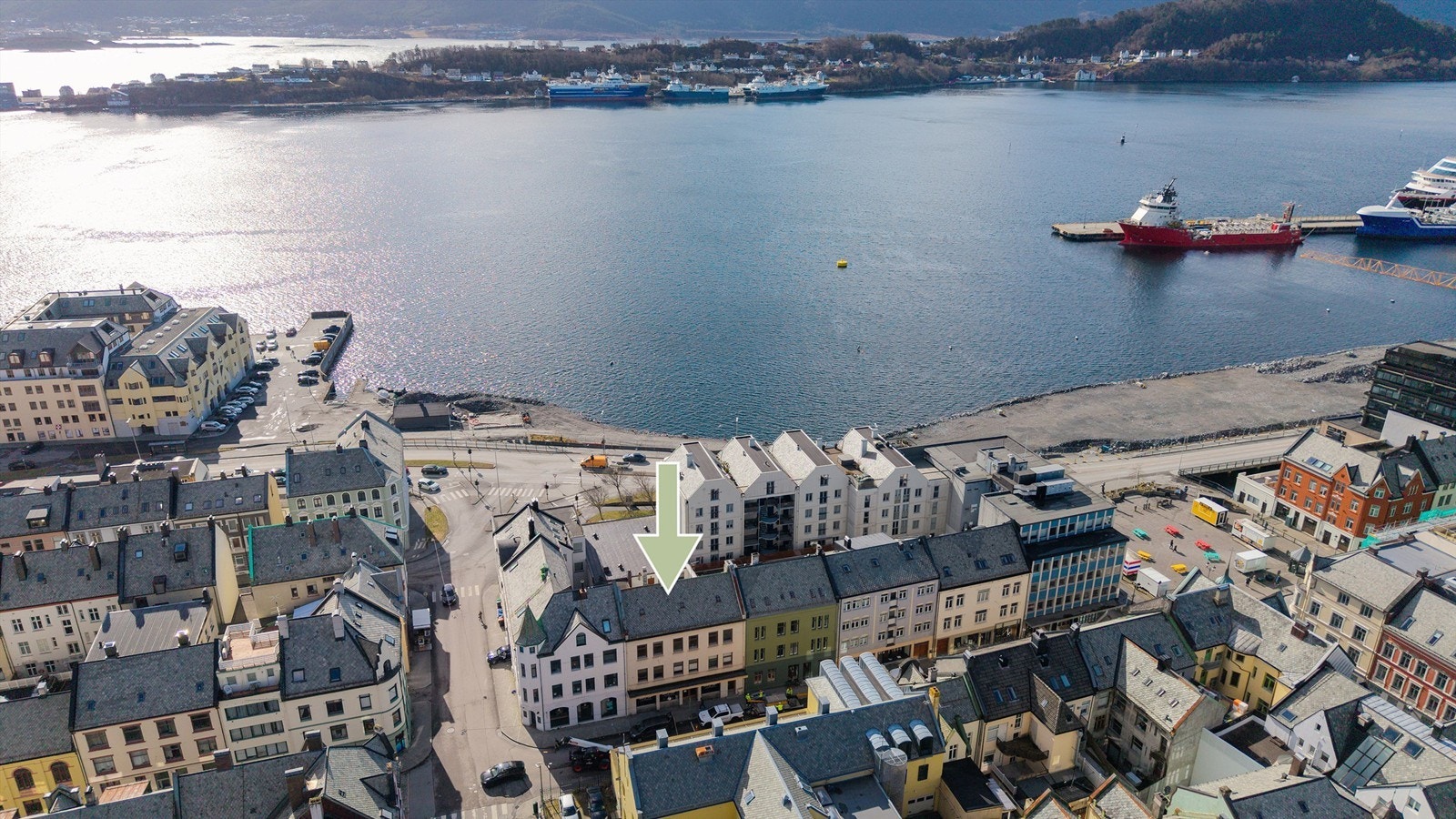 Eiendommen har en svært sentral beliggenhet i Ålesund, med gangavstand til alle sentrumsfunksjoner, butikker, kafeer og det yrende bylivet. Galleribilde