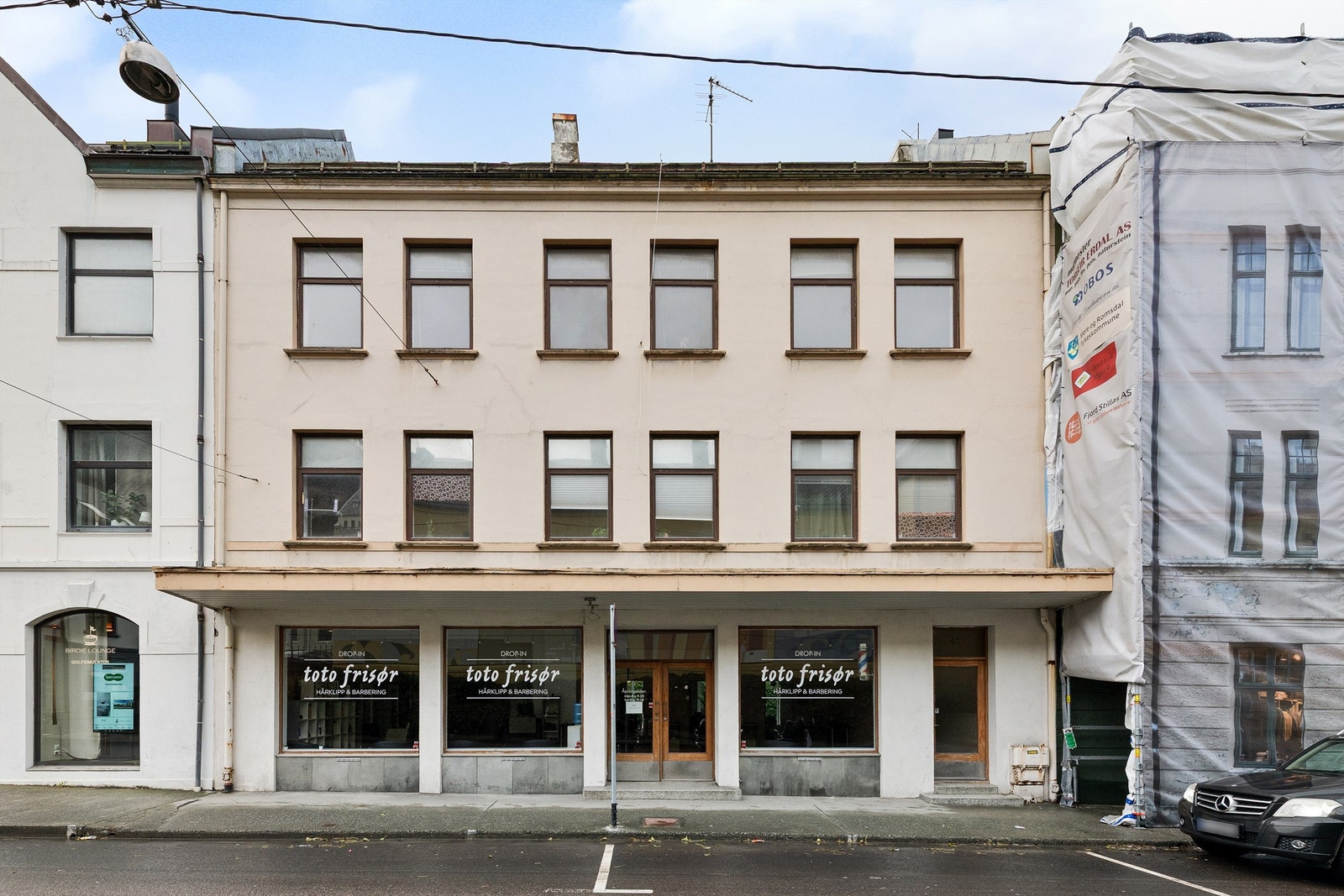 Krogsveen Sunnmøre v/EIendomsmegler Christian Nogva Aarseth har gleden av å presentere Keiser Wilhelms gate 42! En klassisk bygård fra 1905 som rommer næringslokale i første etasje og to romslige leiligheter i etasjene over. Galleribilde