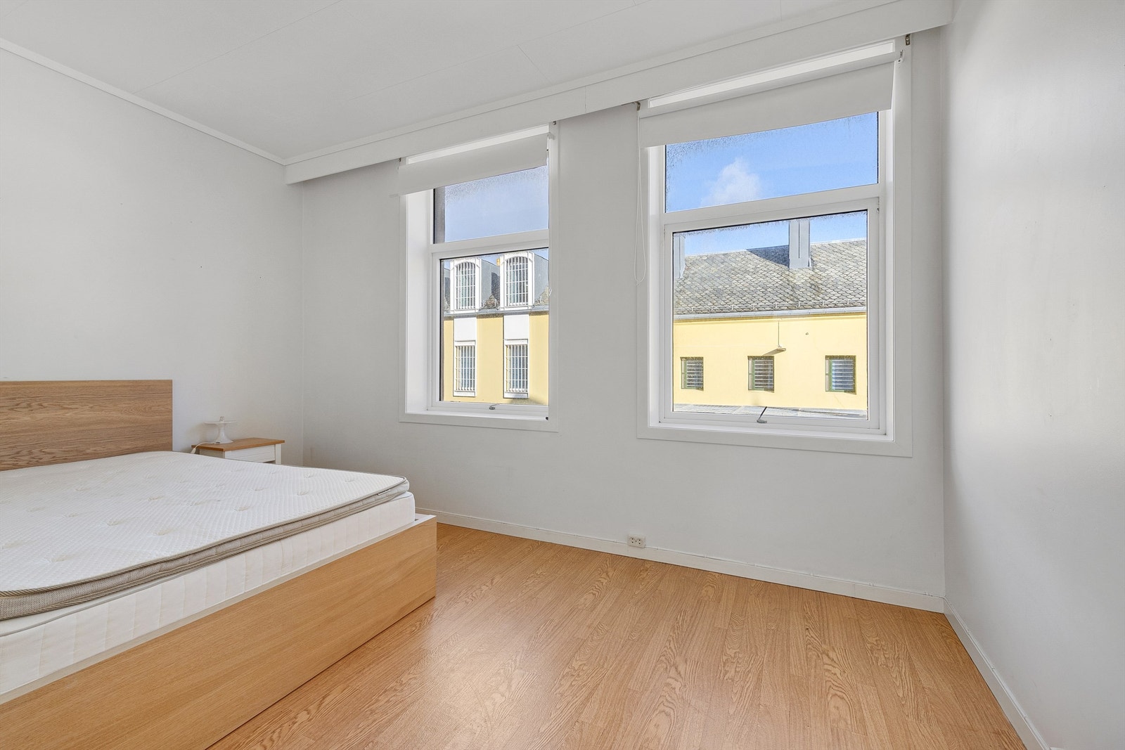 Hovedsoverom i leiligheten i 2. etasje. Rommet har laminatgulv og god plass til dobbeltseng. Galleribilde