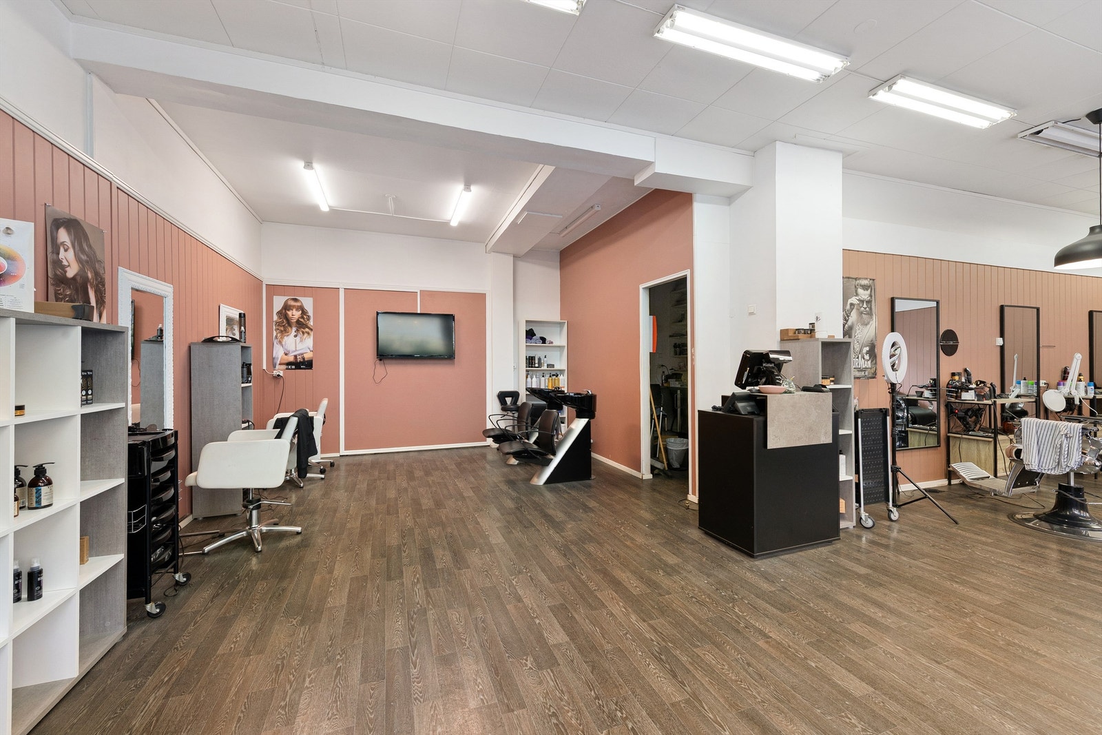 Første etasje har et samlet bruksareal på 85 m², som inkluderer salongen, lager, toalettrom og boder. Galleribilde