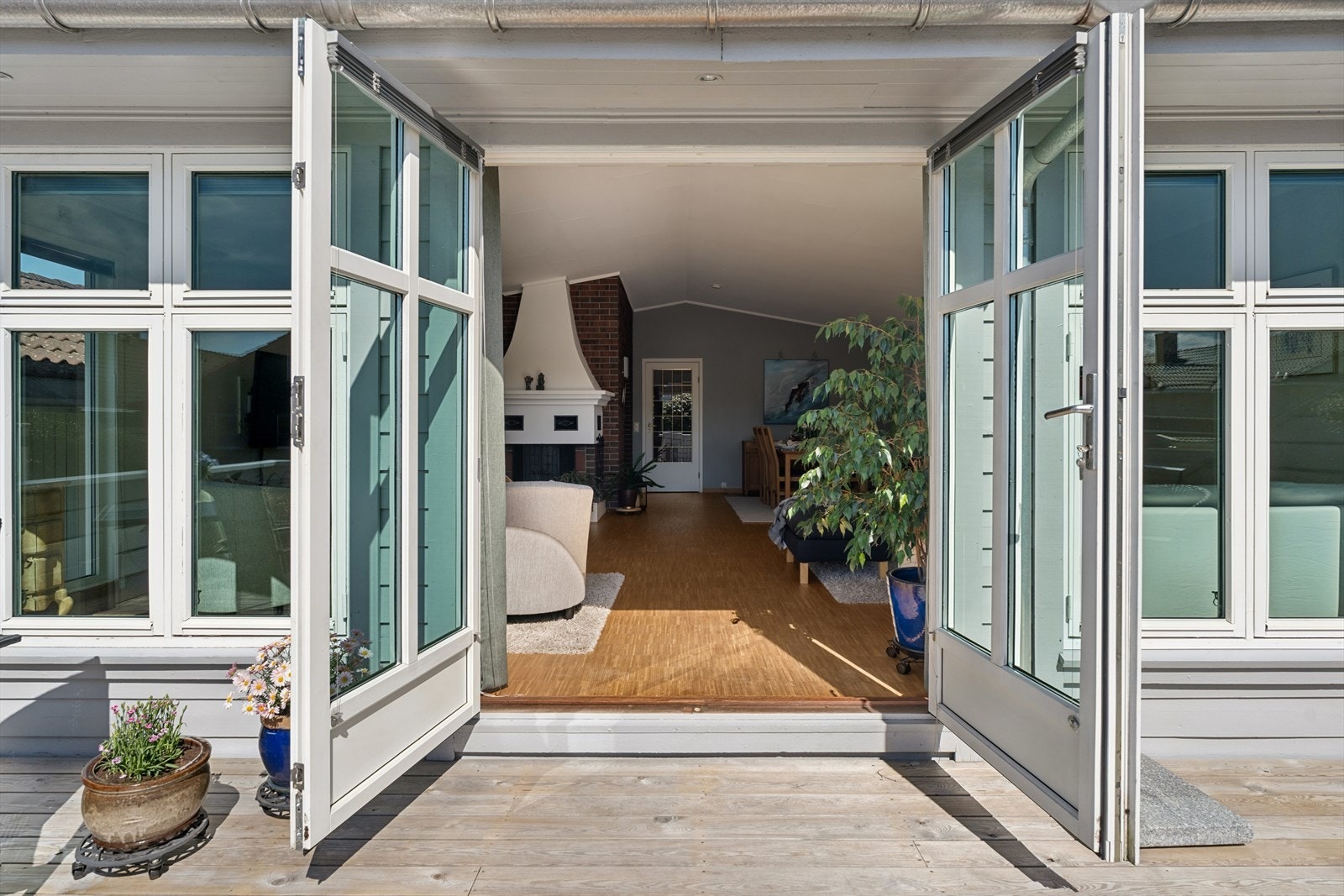 Ut fra stuen finner du en kjekk terrasse på boligens fremside. Galleribilde