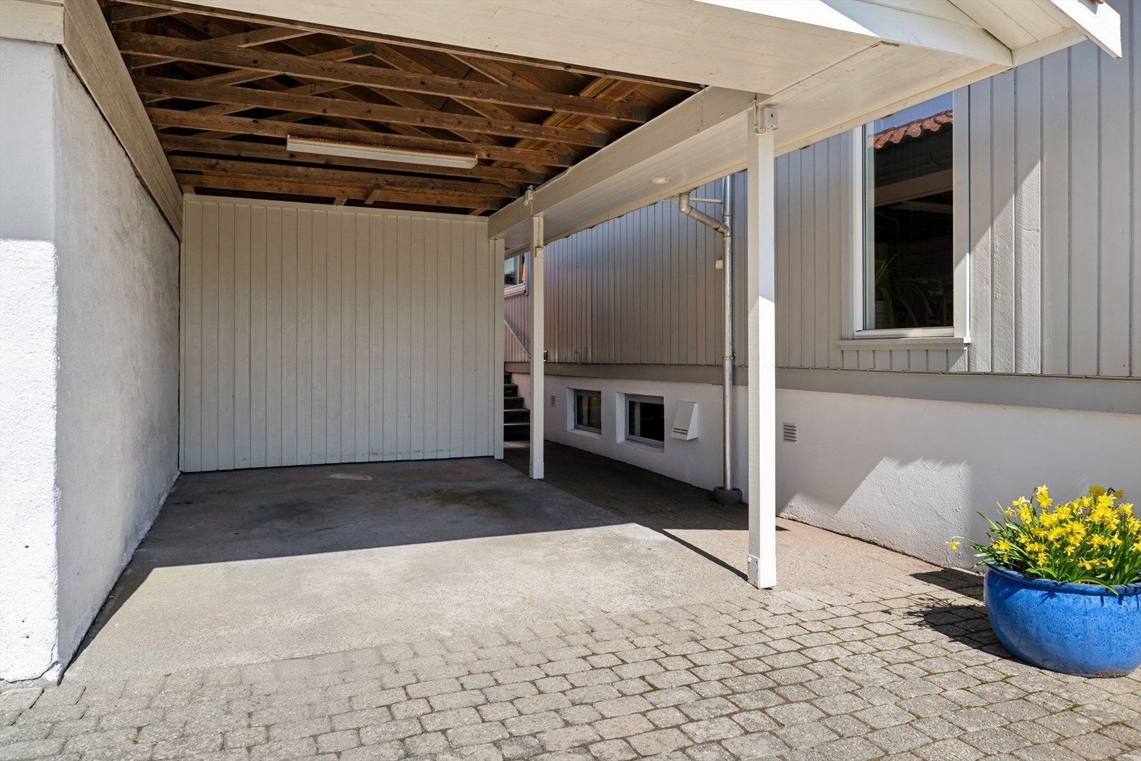 Carport med bod som gir mye plass til lagring. Galleribilde