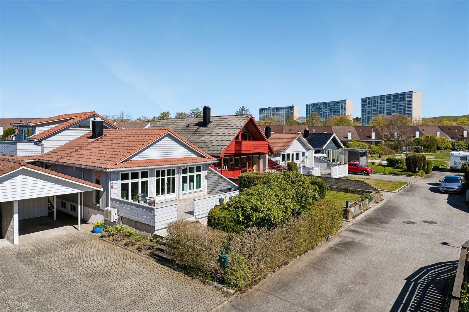 Boligen er på 240kvm med solrik terrasse og hageareal. Galleribilde