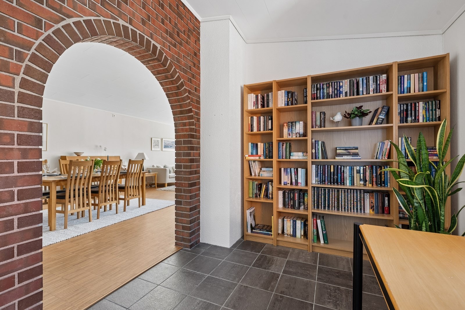 Kontorhjørne som gir deg et fint sted å lese en bok eller slappe av på hjemmekontor! Galleribilde