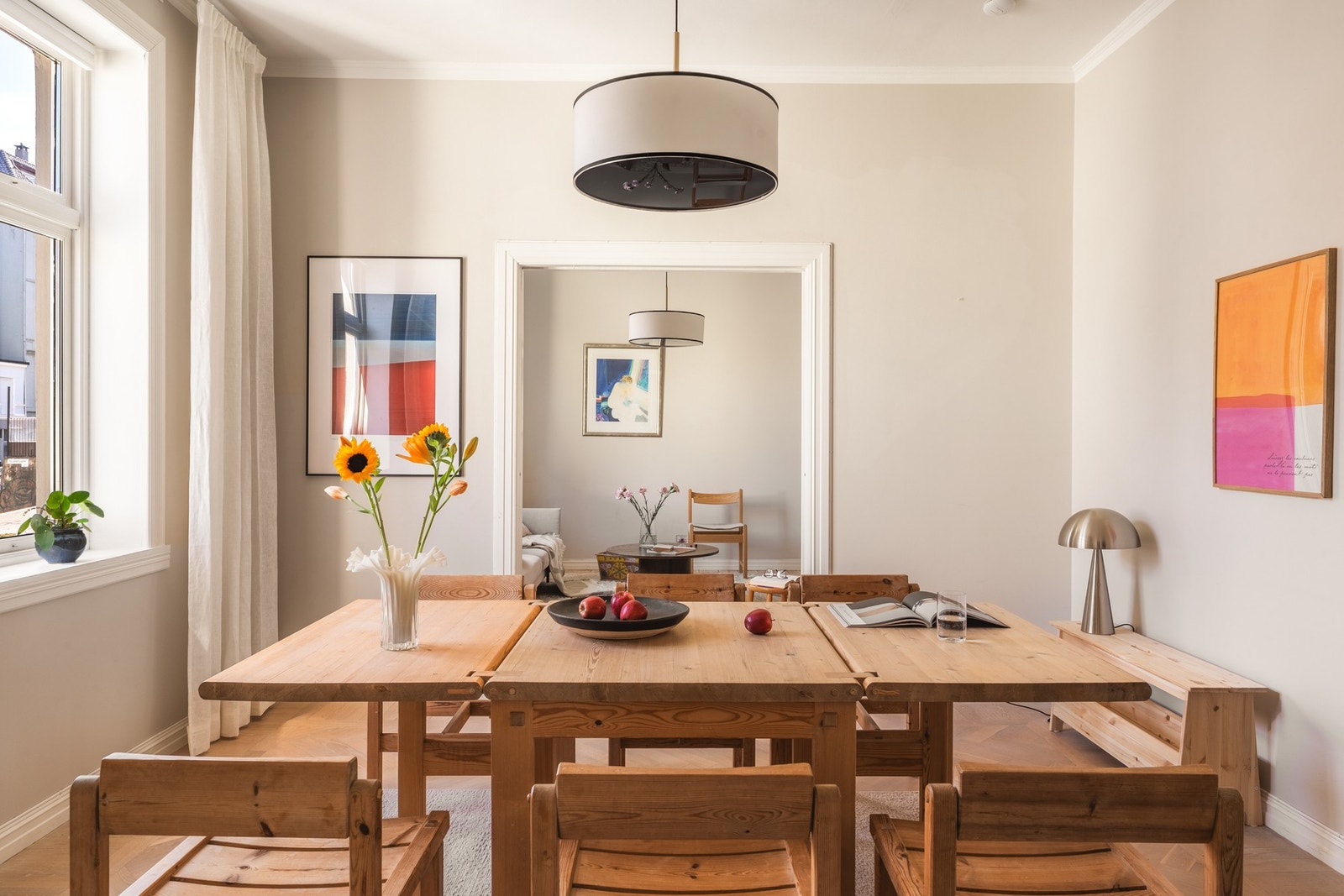 Spisestuen gir rom for en stor spisegruppe hvor du kan samle familie og venner på gode måltider. Galleribilde