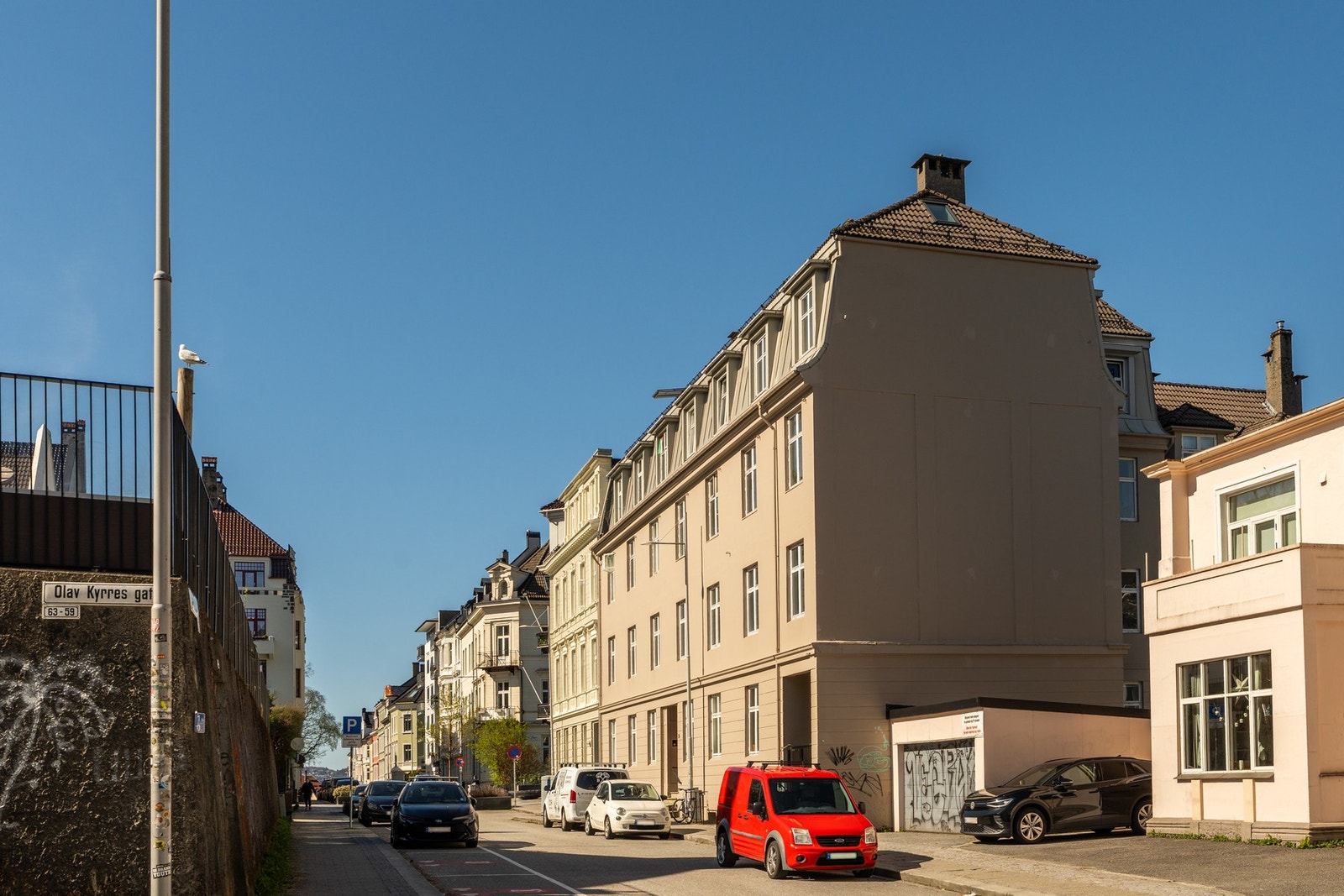 I tillegg til soneparkering er det også delbil parkering like ved inngangspartiet. Galleribilde