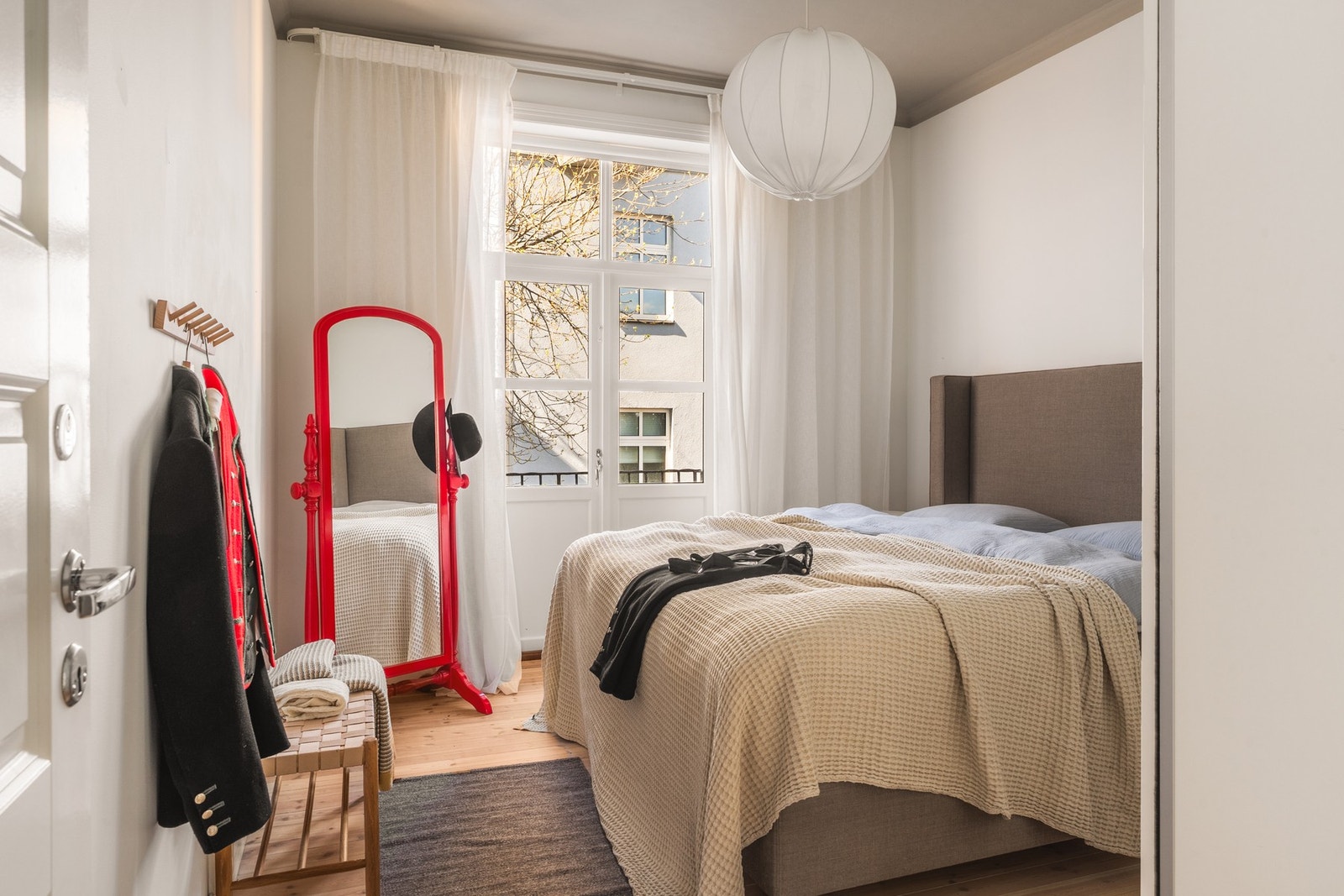 Boligen har to soverom av fin størrelse med plass til dobbeltseng, nattbord og garderobe Galleribilde