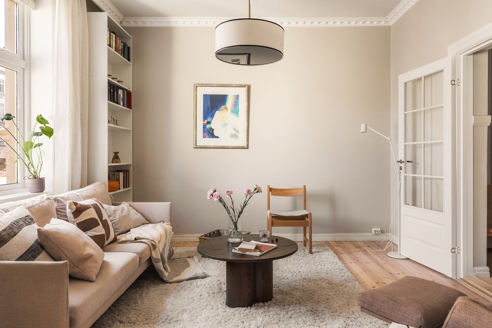 Leiligheten har en stue og en spisestue, adskilt med skyvedør. Galleribilde