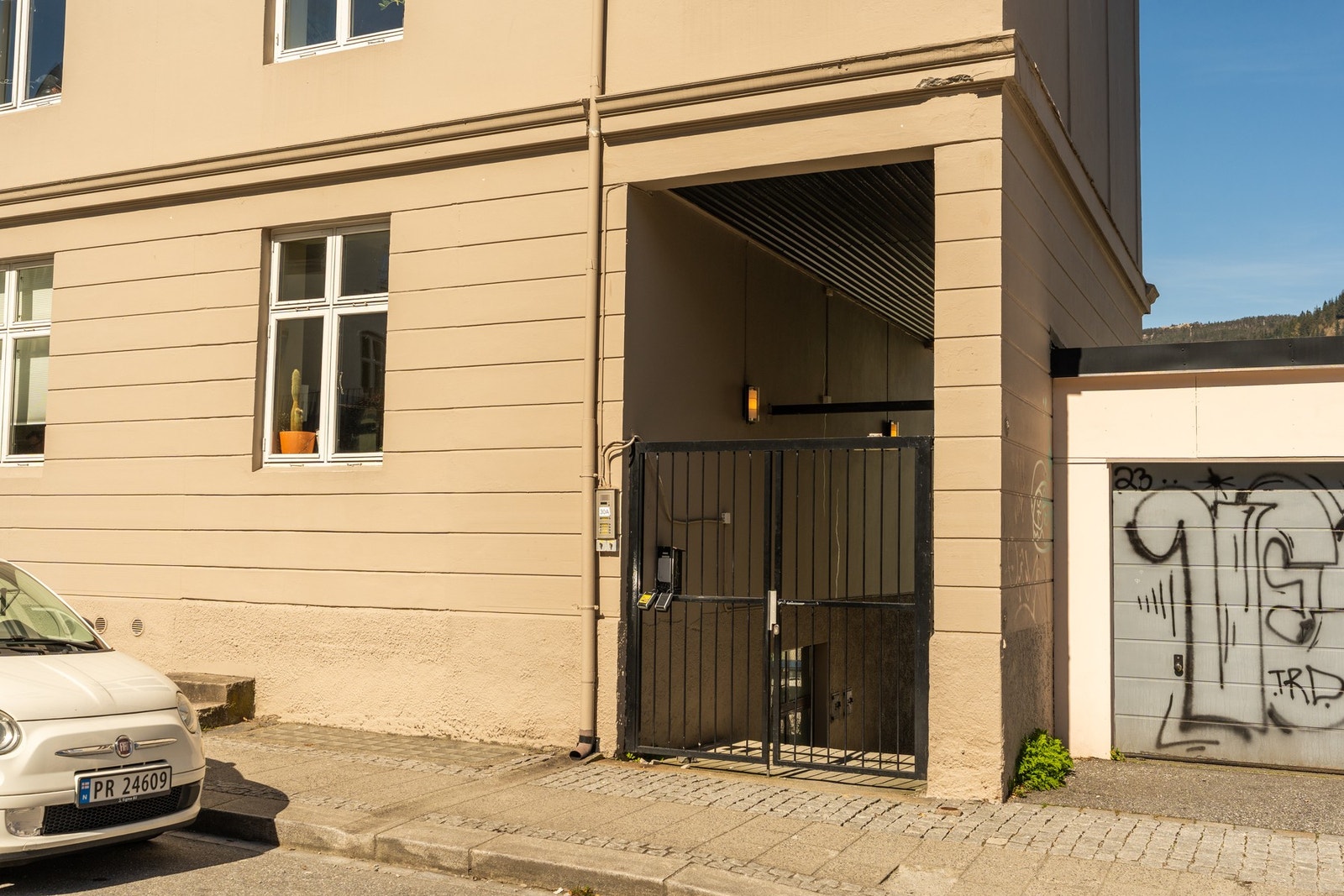 Leiligheten ligger godt til på en av Bergens mest sentrale adresser, med fjernstyrt portåpner inn til uteplass og inngangsparti. Galleribilde