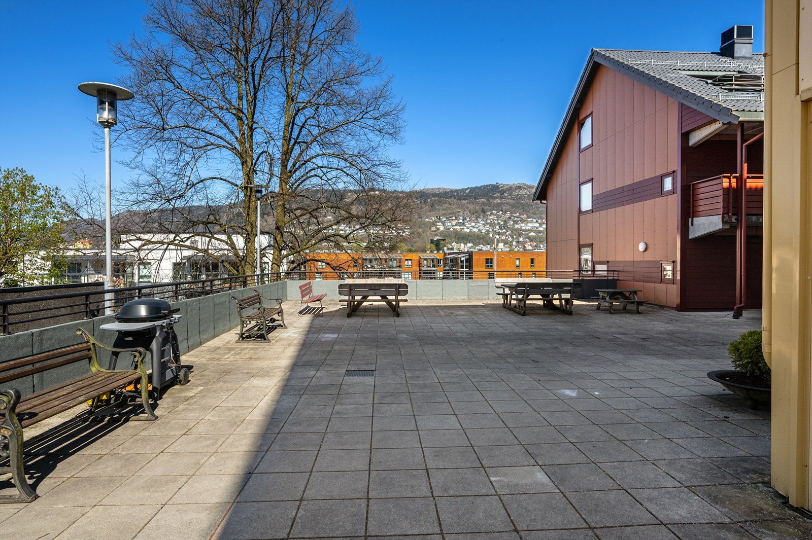 - Fellearealene er pent opparbeidet med sitteplasser - Galleribilde