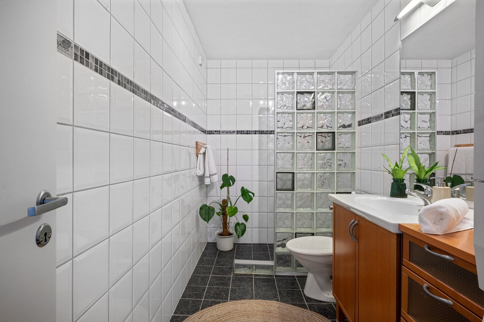 - Lyst helfliset bad på 5,4 m² - Galleribilde
