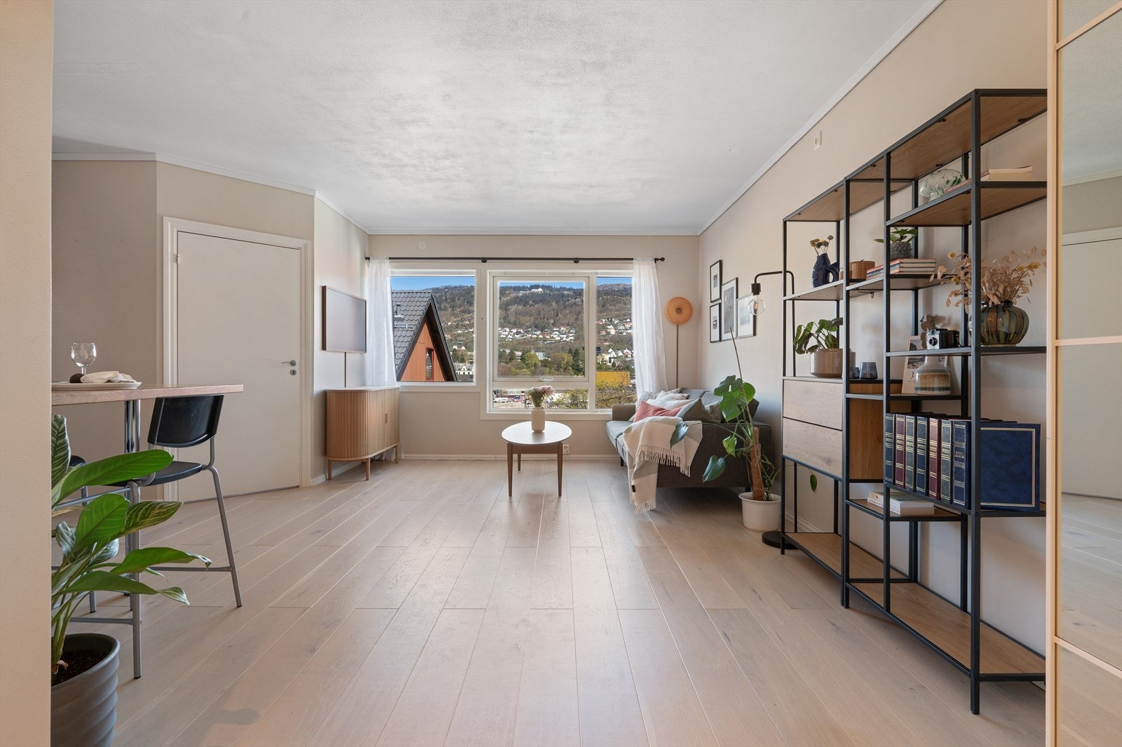 - Leiligheten har et innvendig areal på 58 m² og inneholder entré, bod, gang, soverom, bad, stue/kjøkken og kontor - Galleribilde