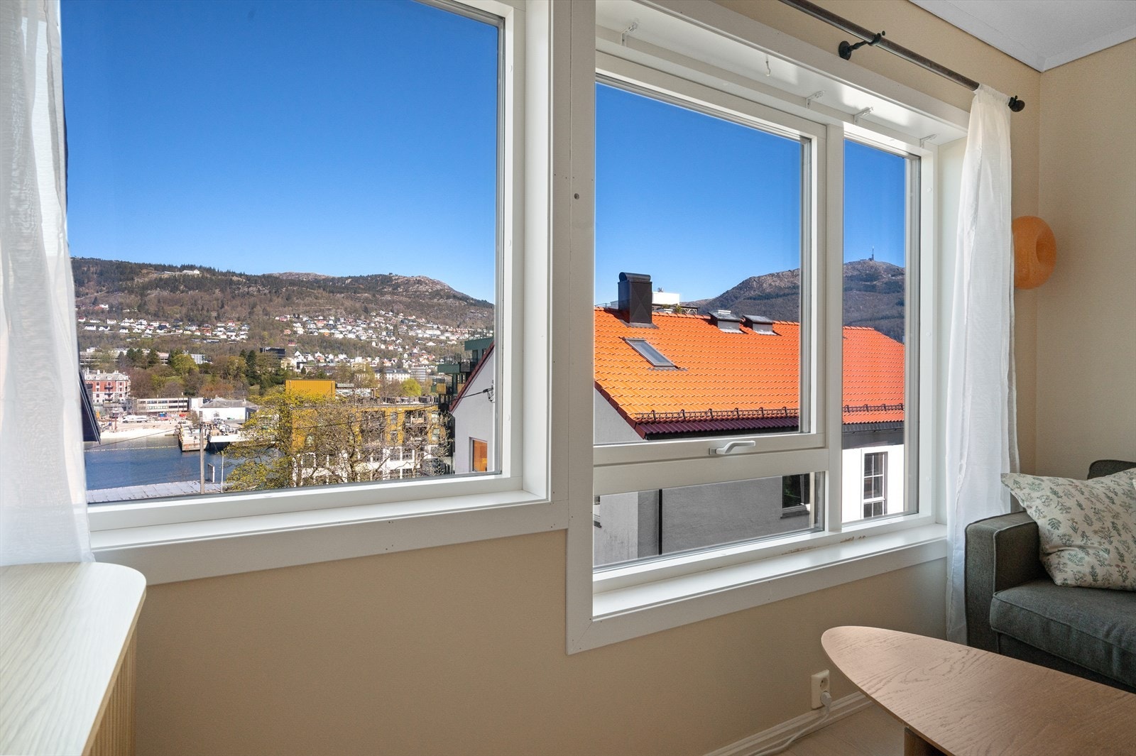 - Fra stuen har du utsikt mot både Fløyen og Ulriken - Galleribilde