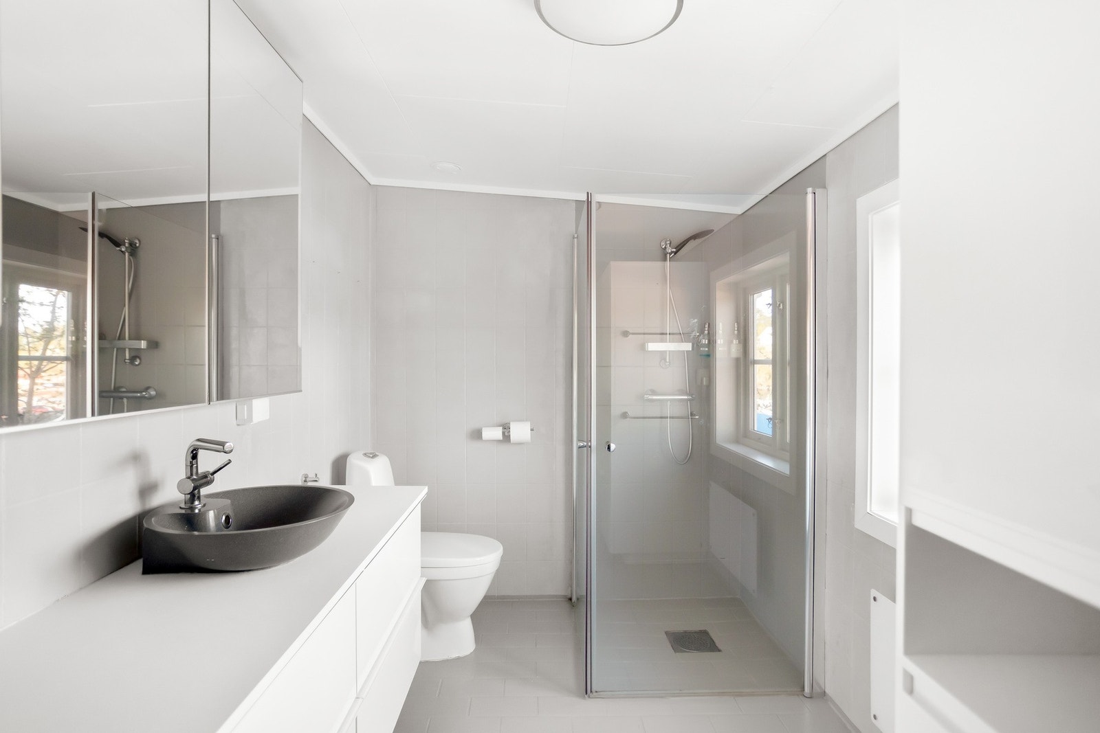 Baderomsinnredningen ble byttet ut i 2018, samtidig som flisene på badet ble malt. Galleribilde