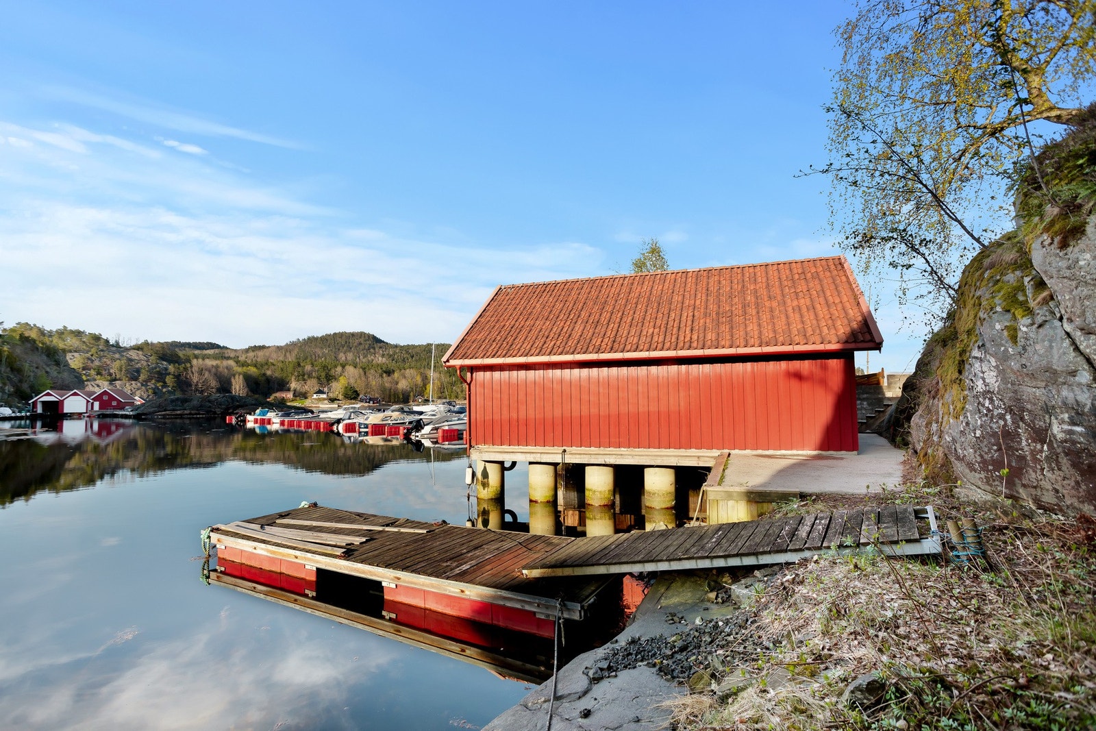 Båthuset gir enkel tilgang til sjøen og understreker eiendommens maritime kvaliteter. Galleribilde