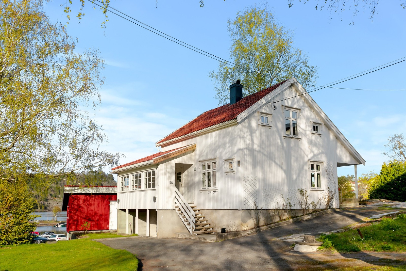 Den andre boligen (nr. 24) er en sjarmerende enebolig med stue, kjøkken, bad og to soverom, og egner seg godt til utleie, gjester eller generasjonsbolig. Galleribilde