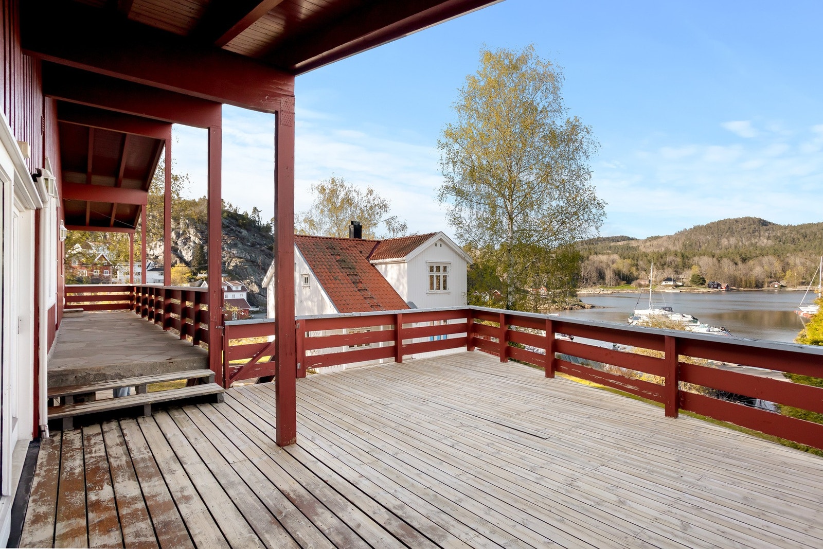 Store terrasser rundt boligen, med god plass til ønsket utemøblement! Galleribilde