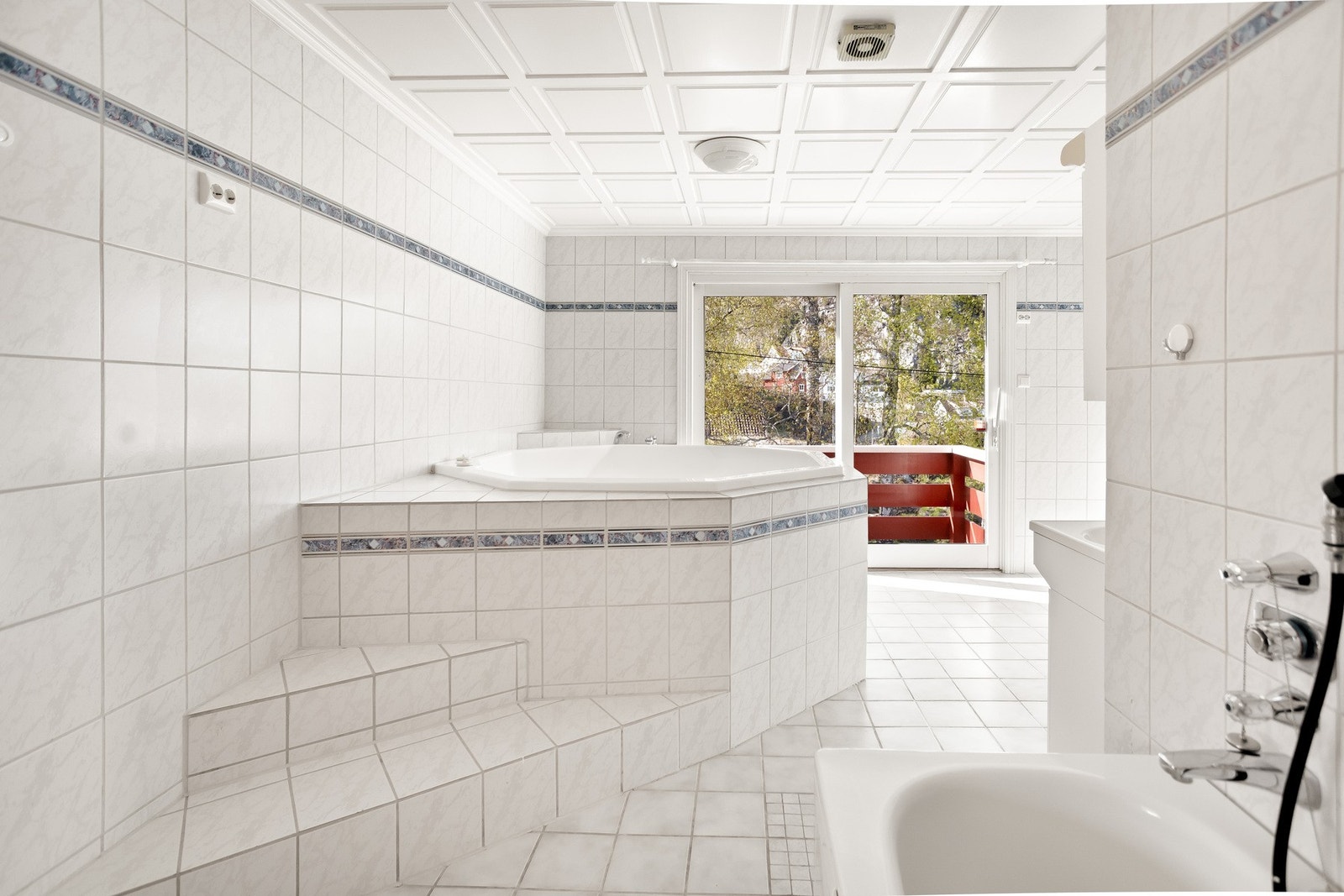Badet i 1.etasje inneholder eldre boblebad (må gjennomgås), eget toalettrom, badekar, dusjhjørne, og baderomsinnredning med håndvask. Galleribilde