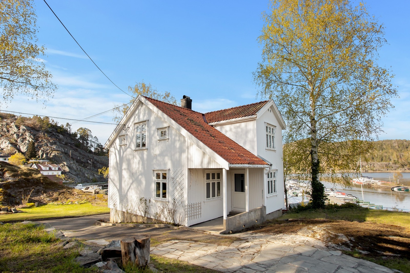 Eiendommen består av to eneboliger, tre garasjer, flere boder og eget båthus, og ligger på en romslig, eiet tomt på ca. 2975 m². Galleribilde