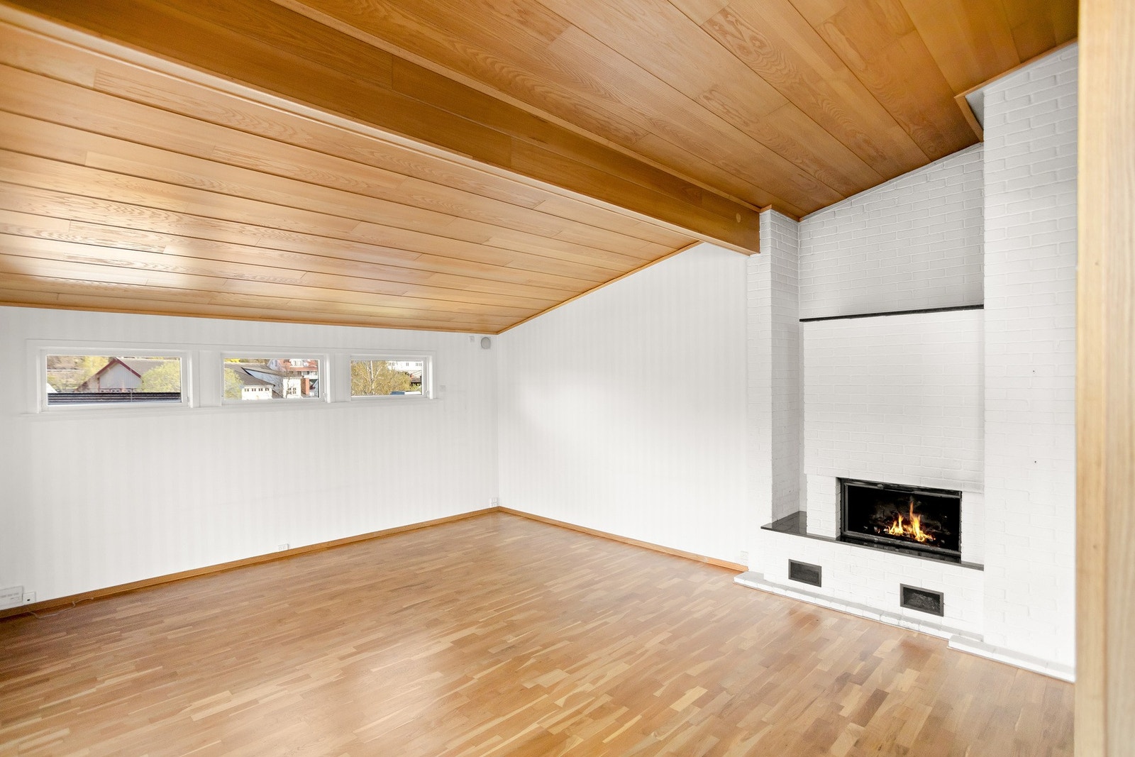Store stuer rundt i huset med peis som skaper en koselig stemning! Galleribilde
