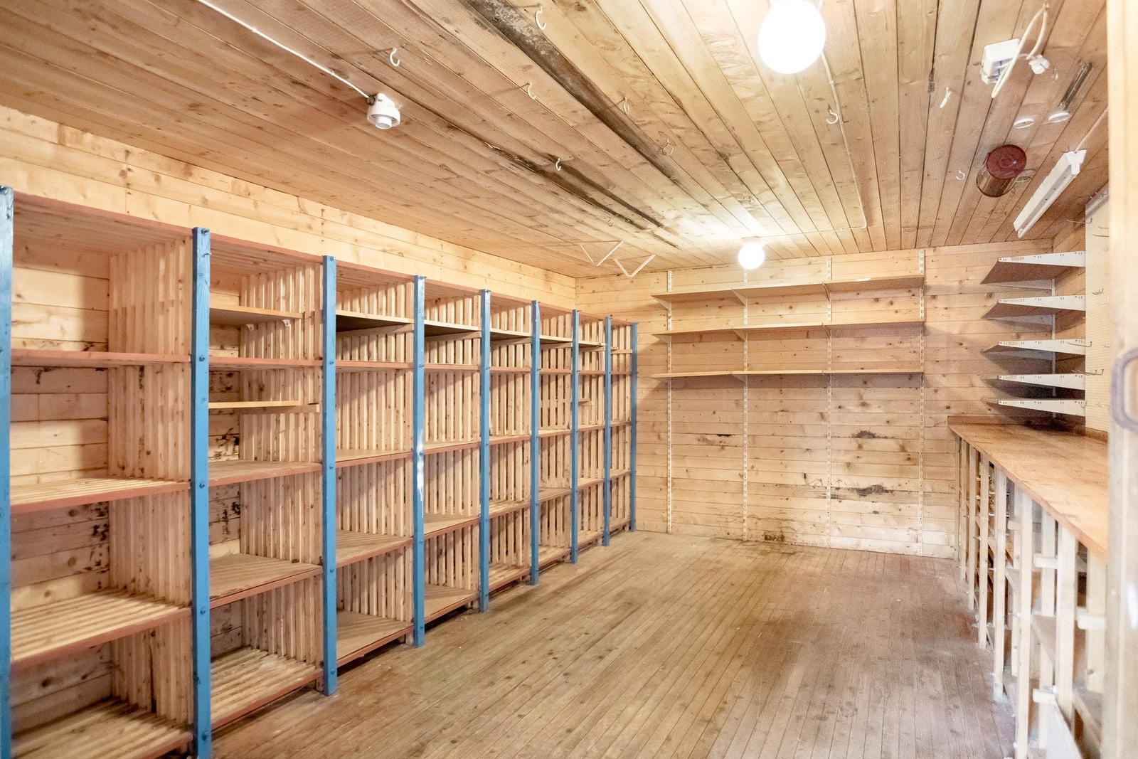 Boden ved garasjen har god plass til lagring. Galleribilde