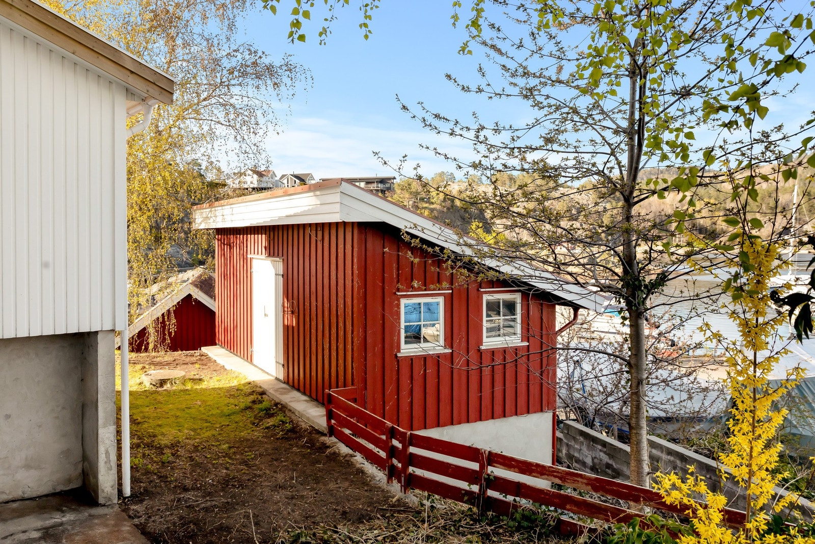 Eiendommen har en praktisk bod fra 1995 som er bygd på støpt såle med reisverk i tre og taktekking av takstein Galleribilde